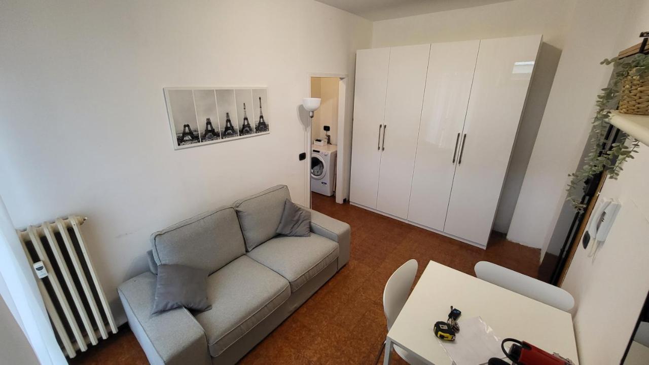 Appartamento Di Fronte All'Ospedale モデナ エクステリア 写真